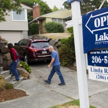 Weekly mortgage applications drop 3.2%, hit by tanking stocks and rising rates