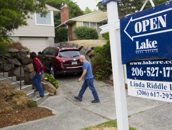 Weekly mortgage applications drop 3.2%, hit by tanking stocks and rising rates
